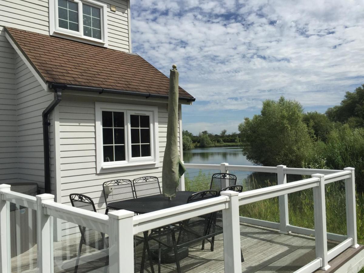 Windrush Turret Lodge เซาธ์เซอร์นีย์ ภายนอก รูปภาพ