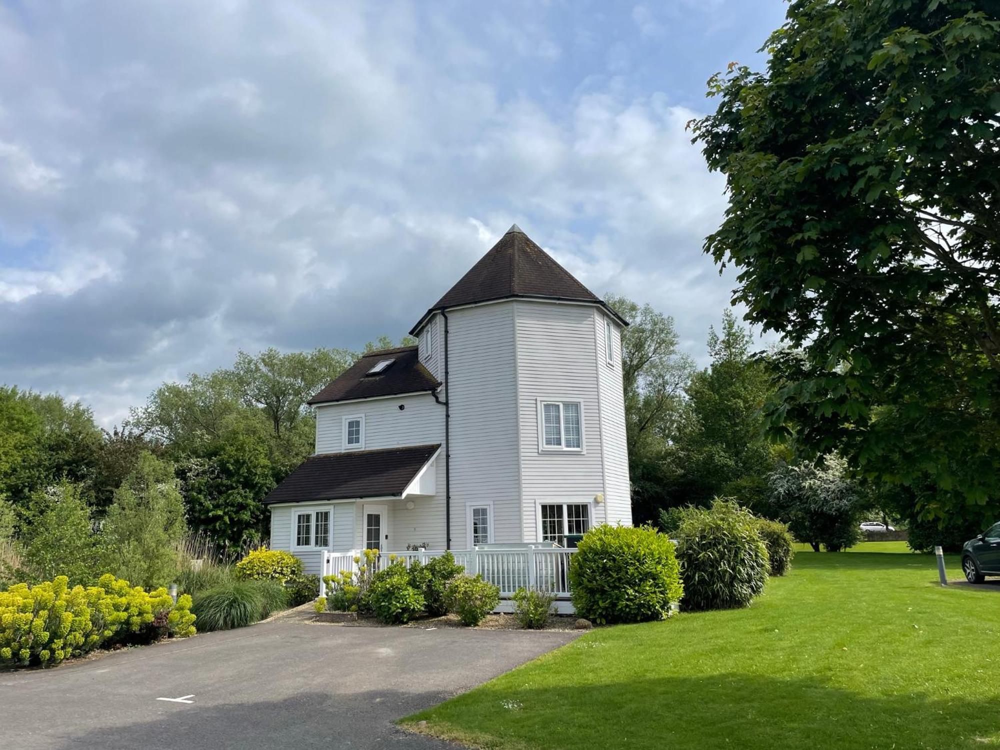 Windrush Turret Lodge เซาธ์เซอร์นีย์ ภายนอก รูปภาพ