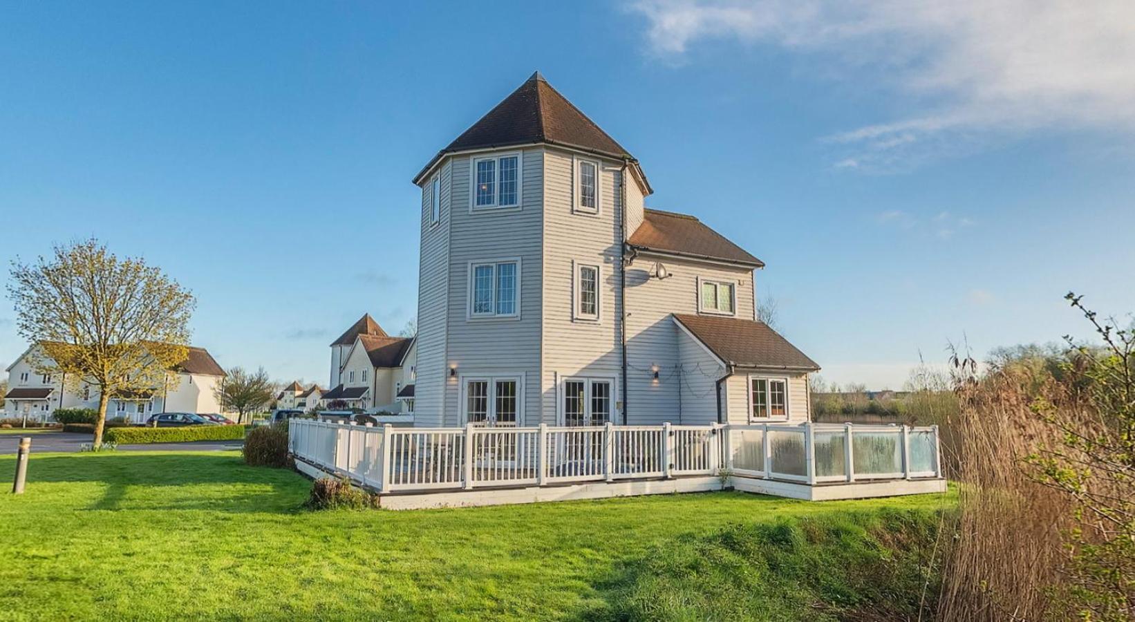Windrush Turret Lodge เซาธ์เซอร์นีย์ ภายนอก รูปภาพ